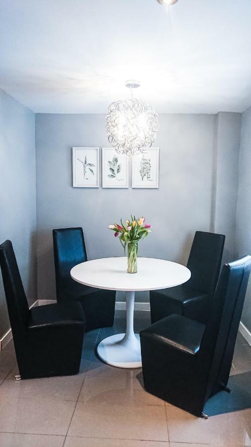 Spacious 3 Bdrm Home Near Downtown Отава Екстериор снимка