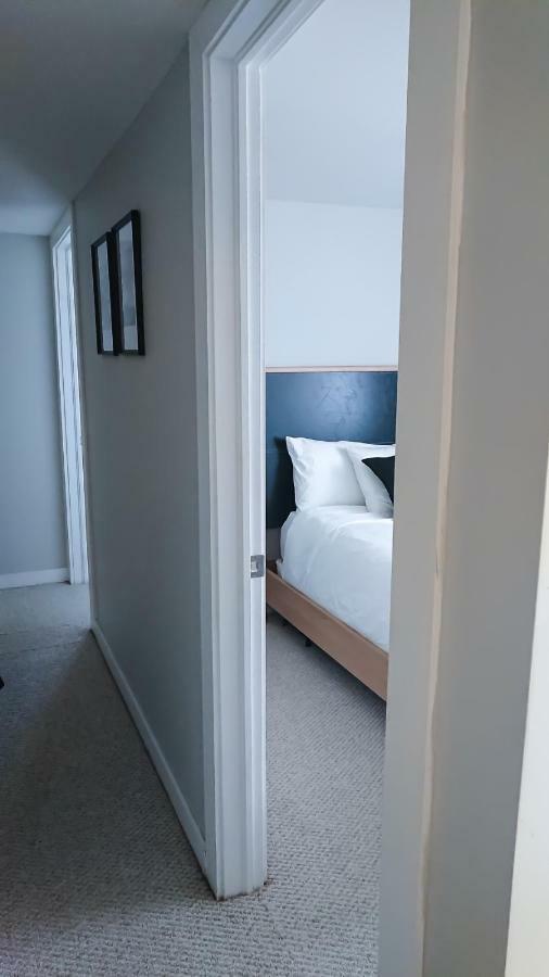 Spacious 3 Bdrm Home Near Downtown Отава Екстериор снимка